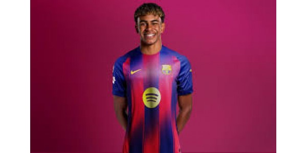 Yamal rompt avec sa petite amie de 25 ans.